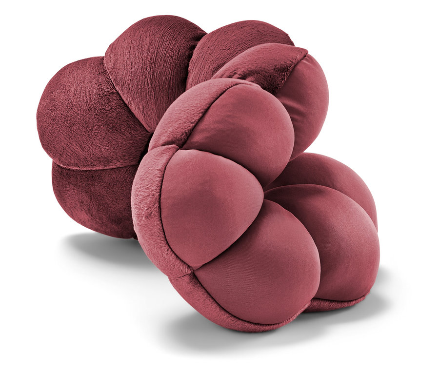 Detailní pohled na vínový polštář ve tvaru květu.