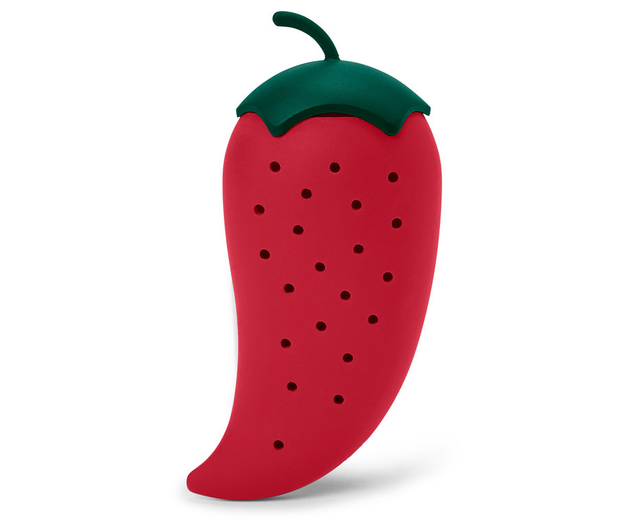 Červená nádoba ve tvaru papriky s zeleným víčkem a dírkami.