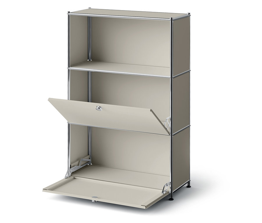 Béžová knihovna se třemi policemi, spodní dvě police mají otevřená dvířka.