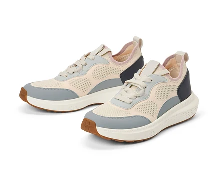 Dva boty sneaker na bílém pozadí.