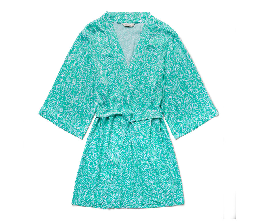 Tyrkysový župan s bílým vzorem.