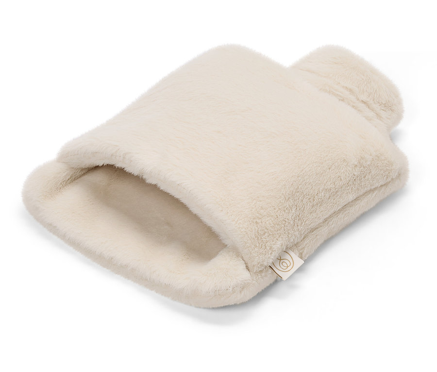 Béžový plyšový termofor leží na bílém pozadí.