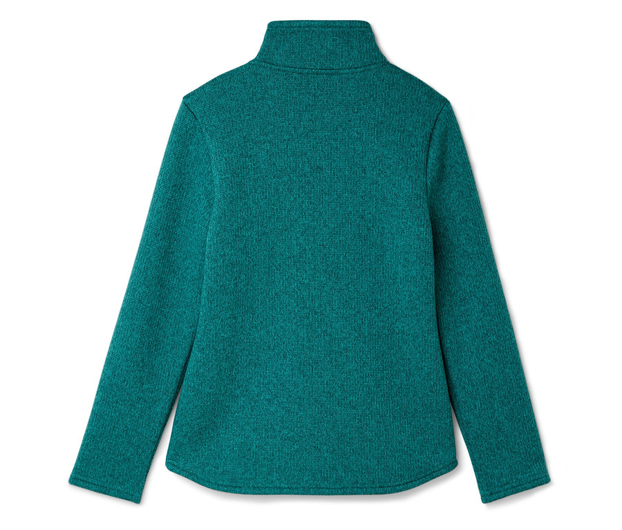 Zadní pohled na zelený svetr s dlouhými rukávy a rolákem.