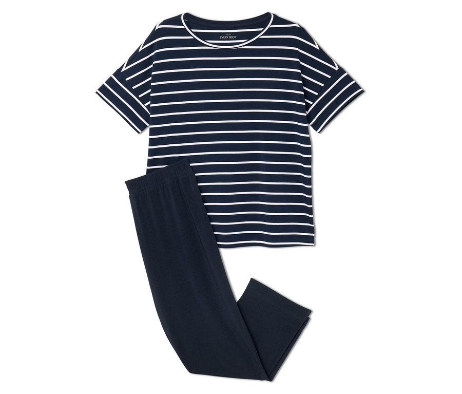 Modré pruhované tričko a tmavě modré kalhoty leží na bílém pozadí.