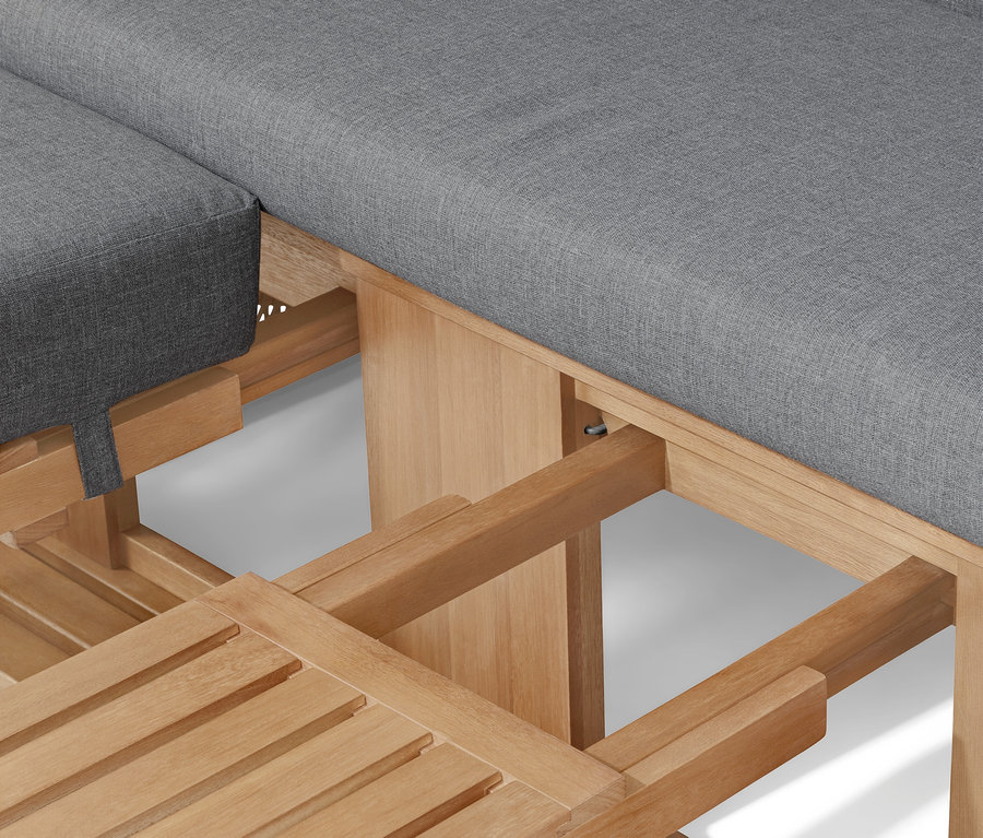 Detailní pohled na dřevěný nábytek se šedým čalouněním.