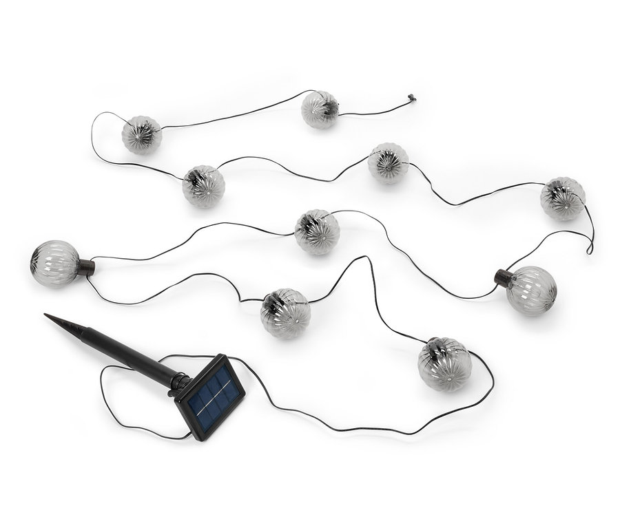 Solární světelný řetěz, kuličky s drážkami, leží na bílém pozadí.