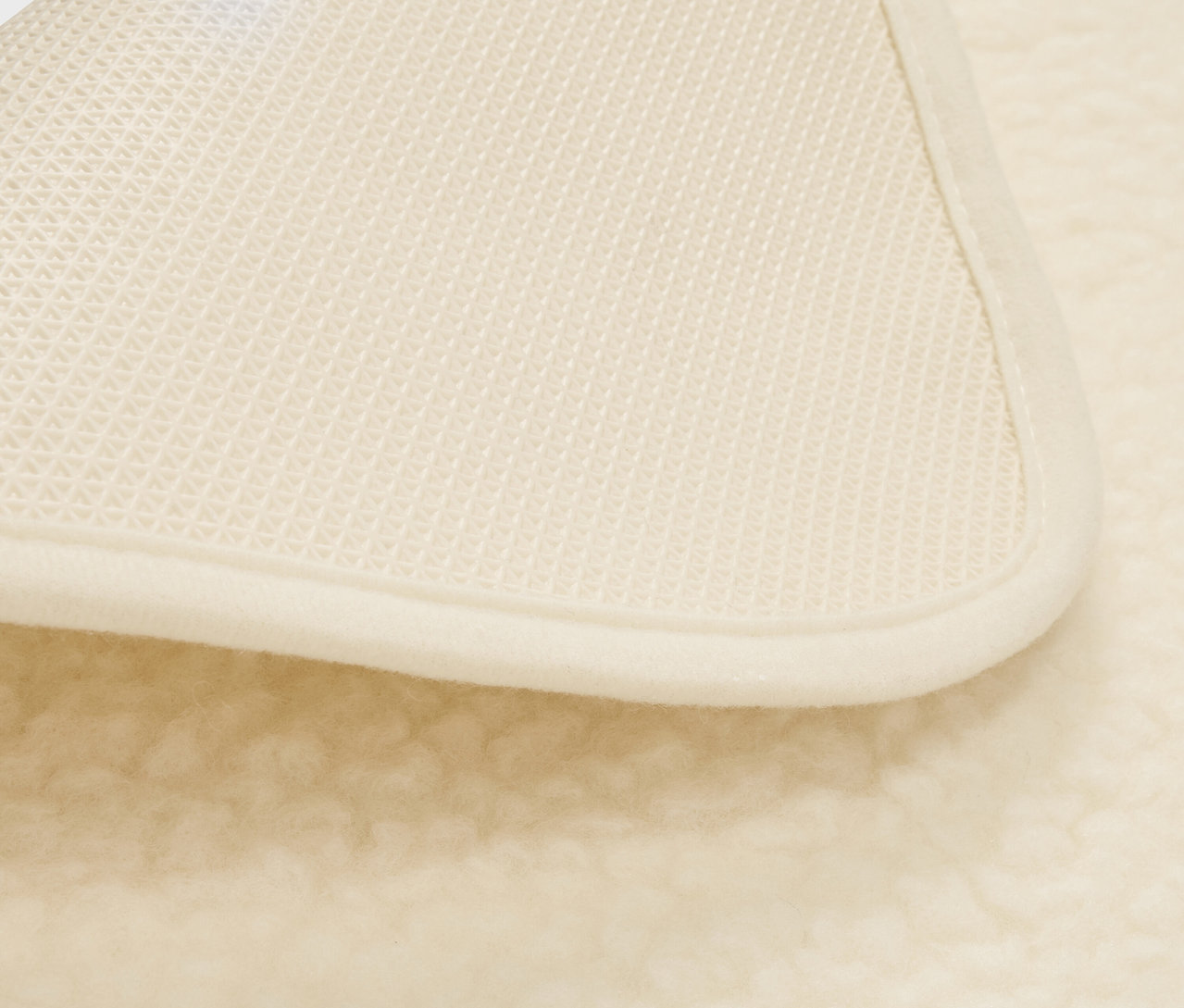 Detailní záběr na podložku na jógu ze střižní vlny.