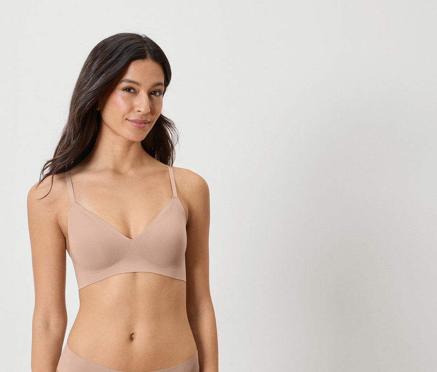 Žena má na sobě tělovou podprsenku.