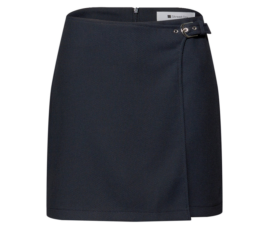 Detail kalhotové sukně Street One v tmavě modré barvě s ozdobnou sponou.