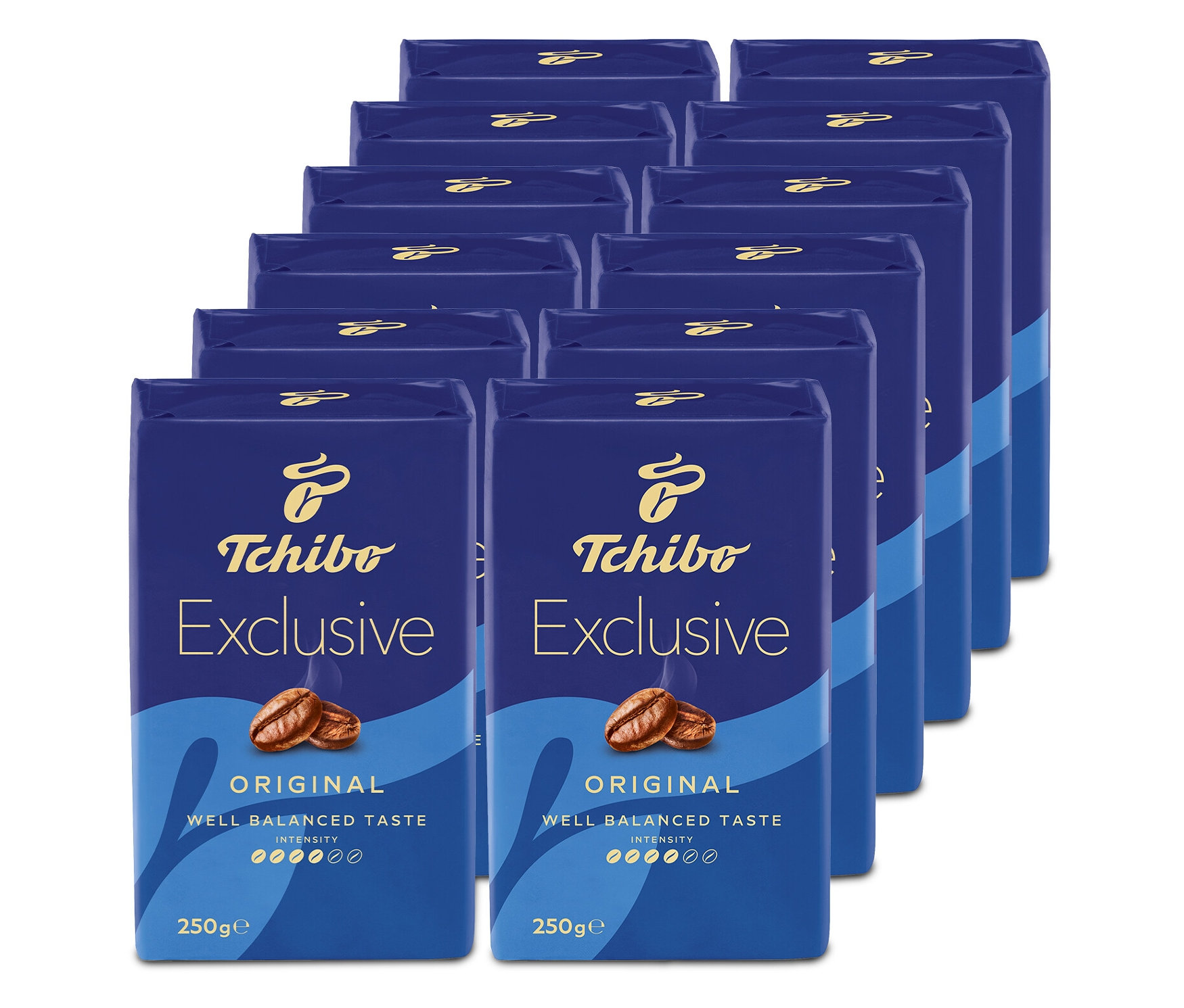 Několik balení mleté kávy Tchibo Exclusive, každé balení je tmavě modré s logem Tchibo.