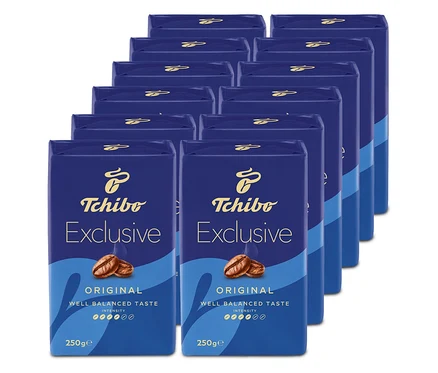 Několik balení mleté kávy Tchibo Exclusive, každé balení je tmavě modré s logem Tchibo.