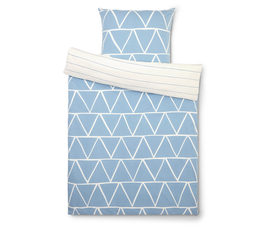 Světle modré ložní prádlo s bílým trojúhelníkovým vzorem, skládající se z povlaku na polštář a povlaku na přikrývku.