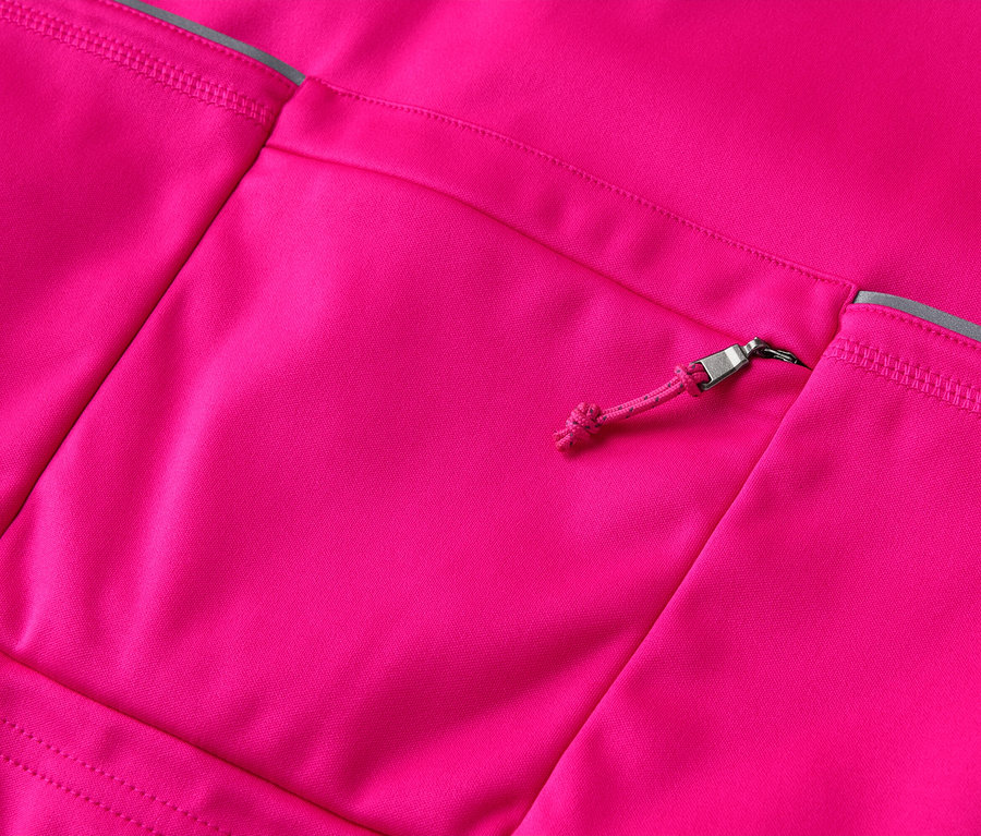 Detailní záběr na růžovou bundu s kapsou na zip.