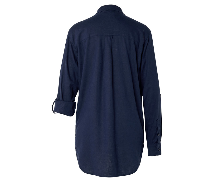 Tmavě modrá košile s dlouhým rukávem, pohled zezadu, s jedním ohrnutým rukávem.