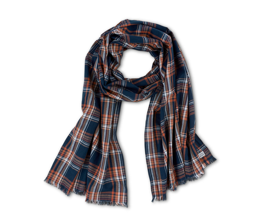 Tkaná šála s kostkovaným vzorem v odstínech modré, oranžové a bílé.