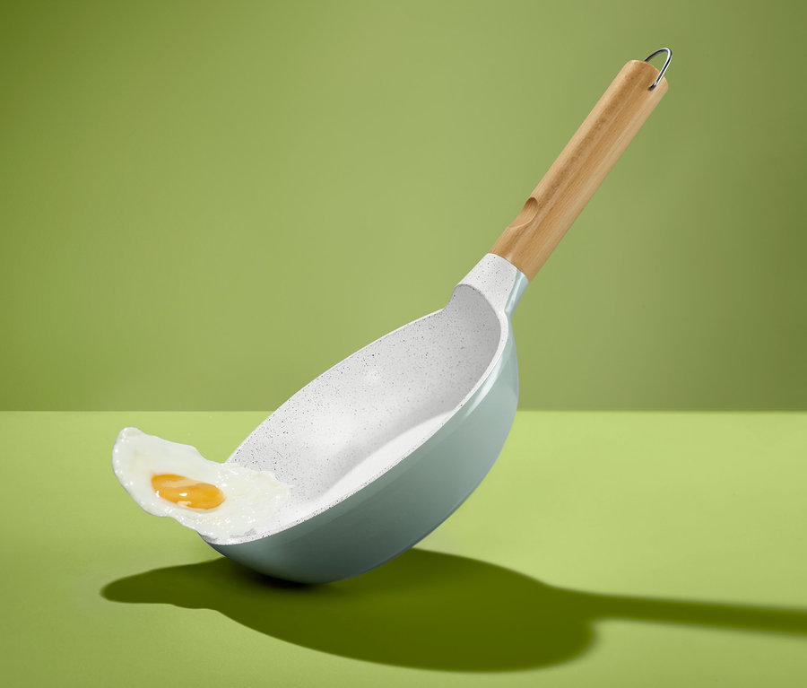 V pánvi z litého hliníku s keramickým povrchem o průměru 20 cm se smaží vejce.