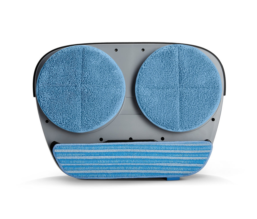 Detail elektrického mopu na podlahu s dvěma modrými kulatými podložkami a obdélníkovou podložkou s modrými pruhy.