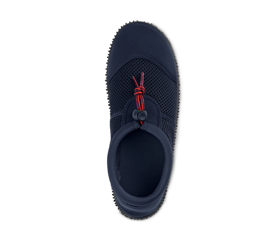 Detailní pohled shora na modré boty do vody.