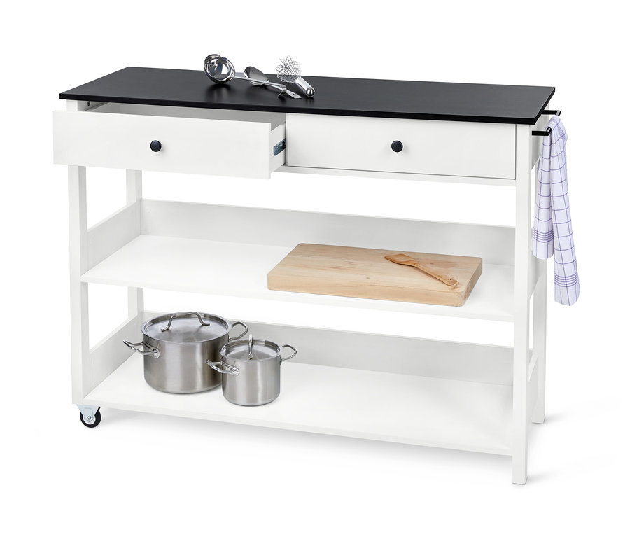 Bílý servírovací vozík s černou deskou, dvěma zásuvkami, policemi a kuchyňským náčiním.