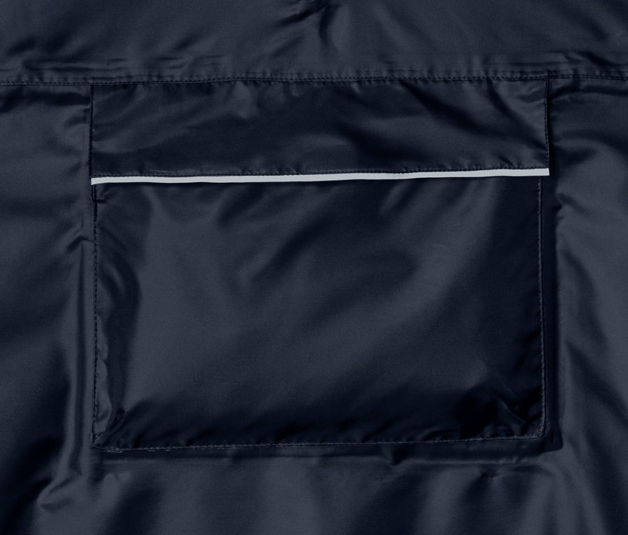 Detailní pohled na tmavě modré unisexové pončo do deště s kapsou.