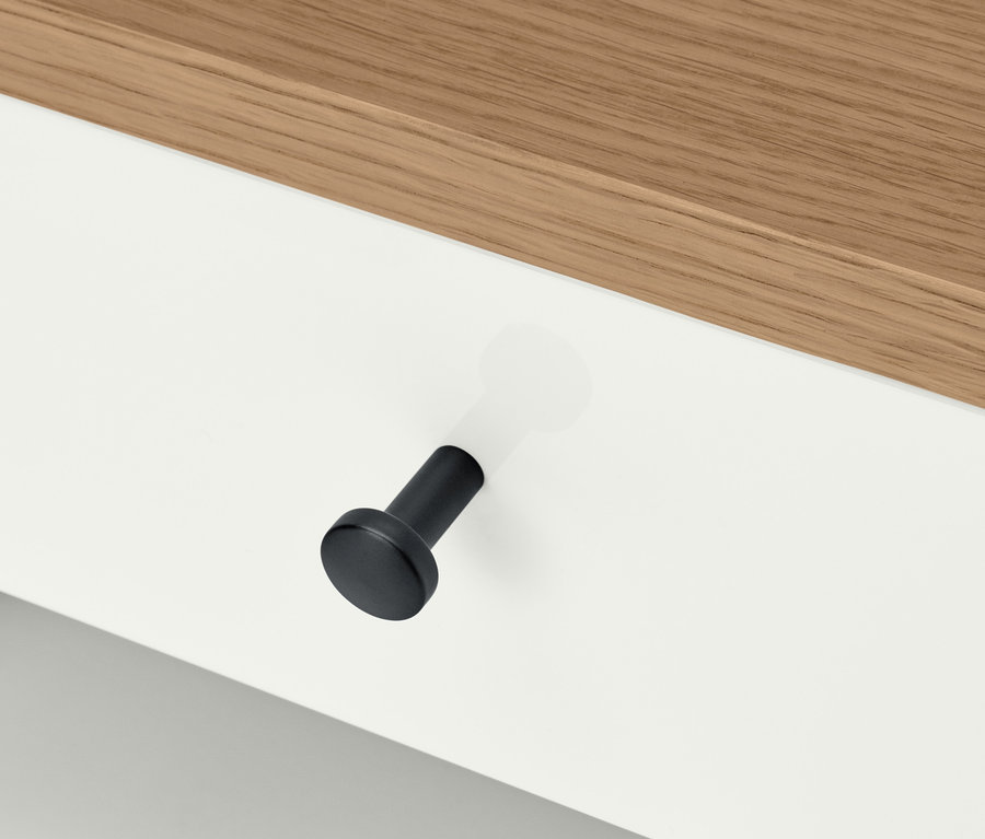 Detail nočního stolku »Bekeson« s černou úchytkou.