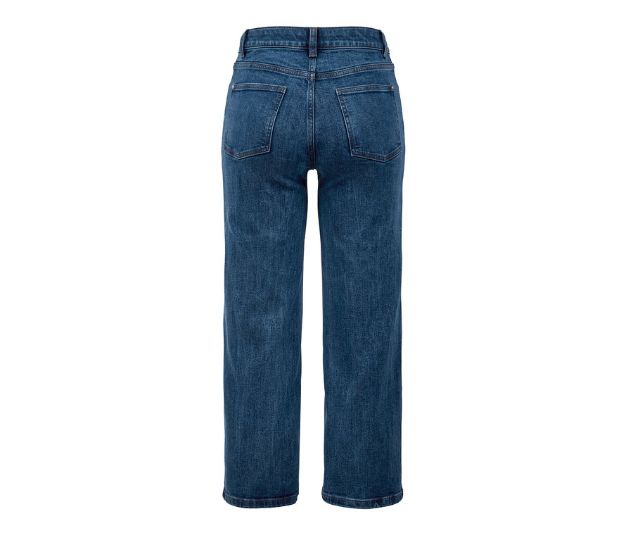 Modré džíny ve zkrácené délce, pohled zezadu.