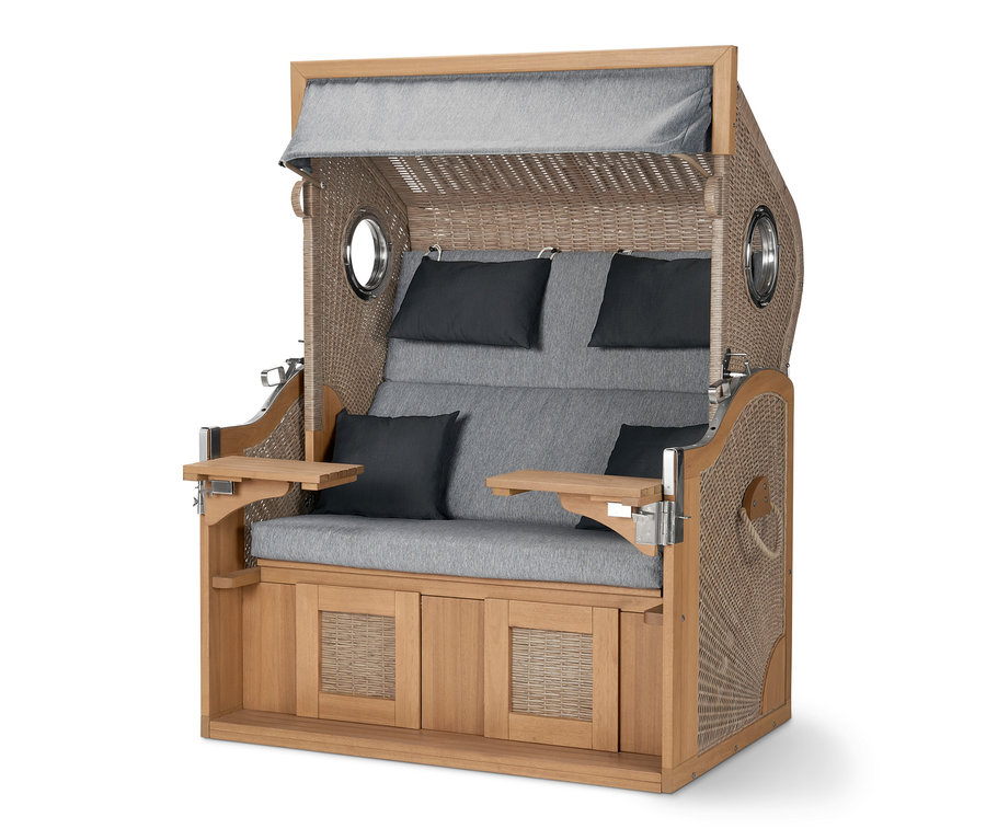 XXL plážový koš s dvěma sklápěcími stolky, šedými polštři a dřevěným rámem.