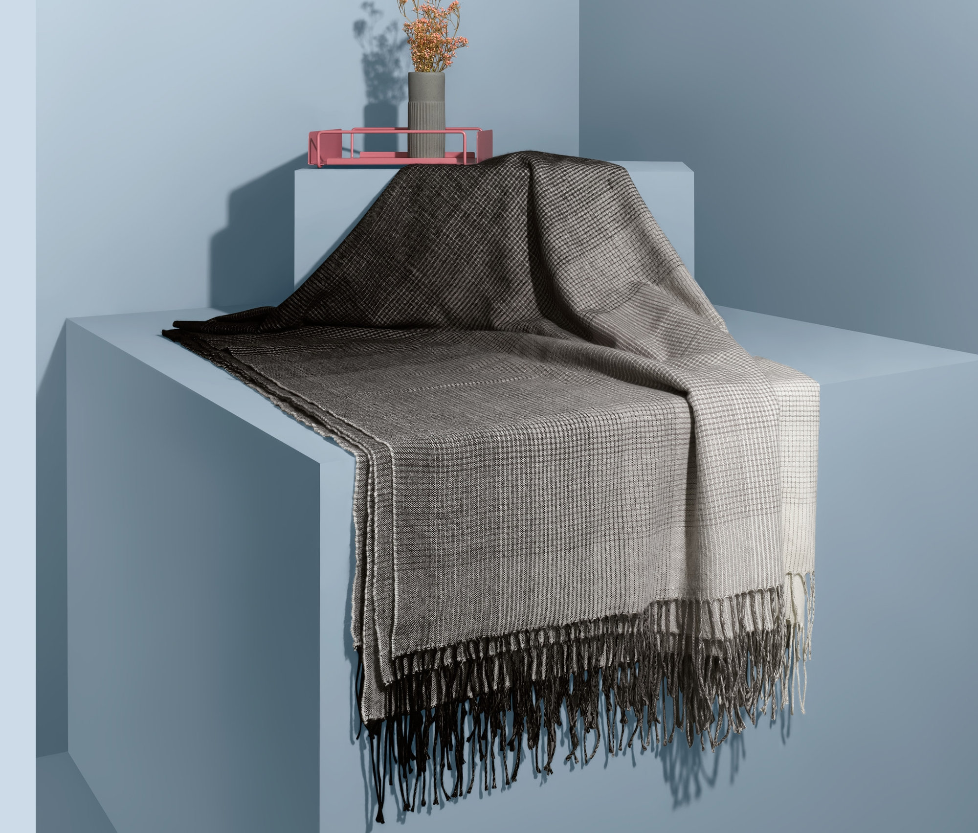 Na modrém stupínku je přehozená kostkovaná deka.