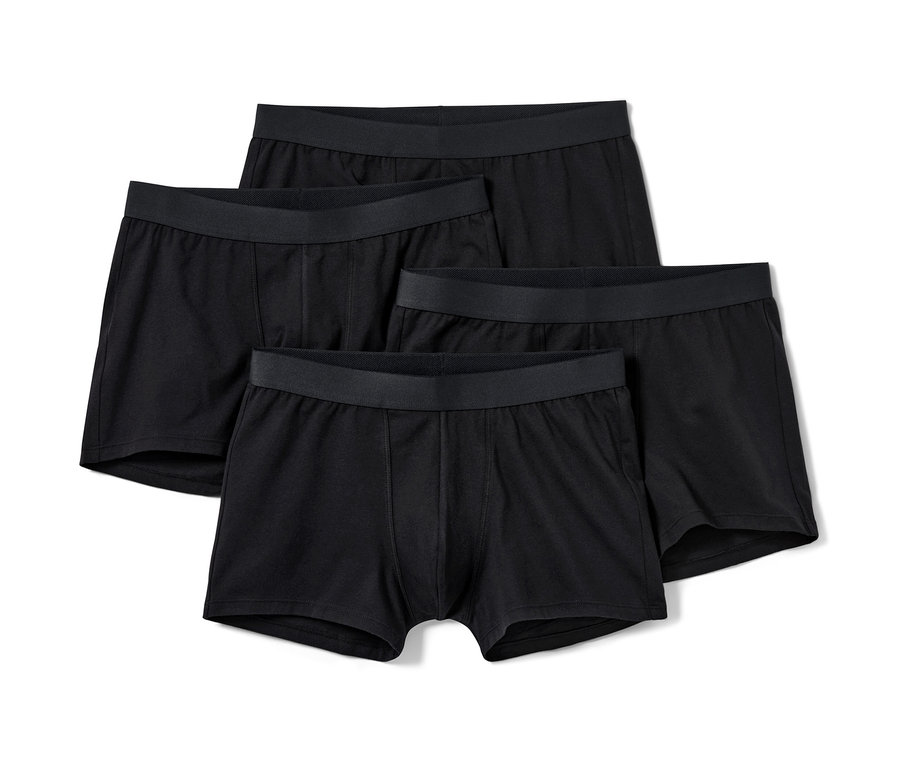 Čtyři černé boxerky.