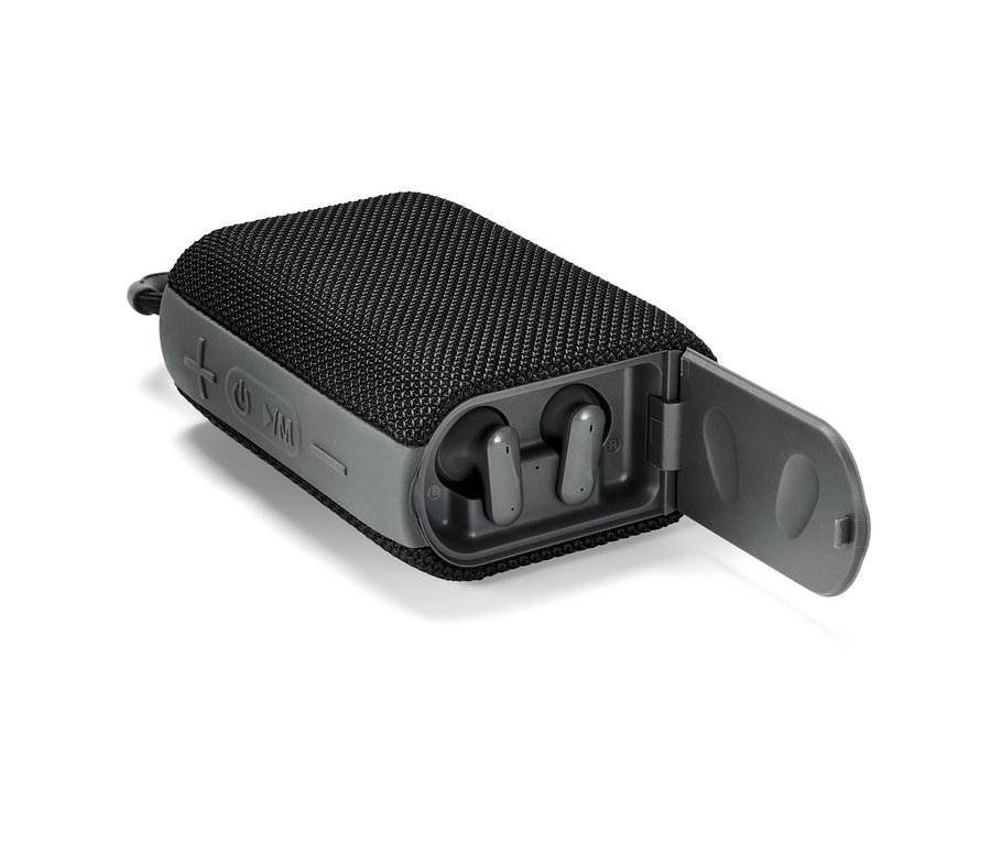 Černý Bluetooth® reproduktor se sluchátky do uší v otevřeném pouzdře.