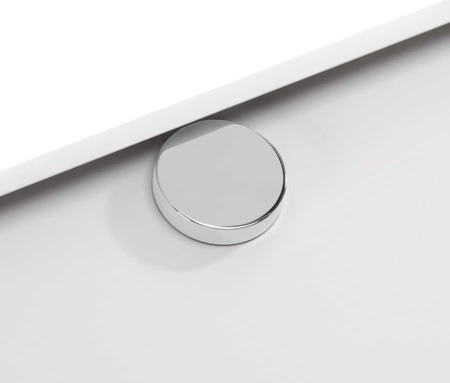 Detail bílé kovové odkládací skříňky CN3 s kulatým stříbrným úchytem.