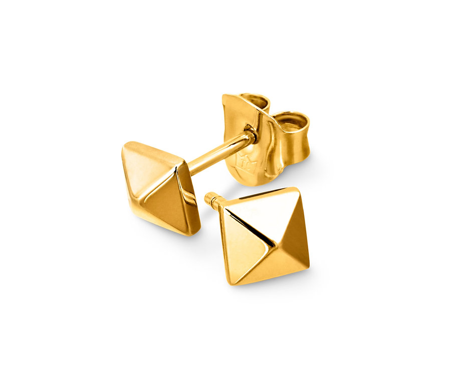 Detail stříbrných náušnic 925 pyramida na bílém pozadí.