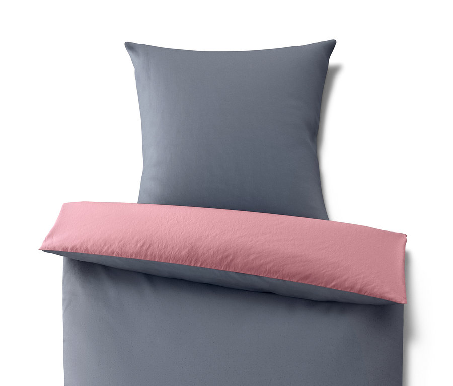 Šedé flanelové povlečení z mikrovlákna standardní velikosti s růžovým lemem a polštářem.