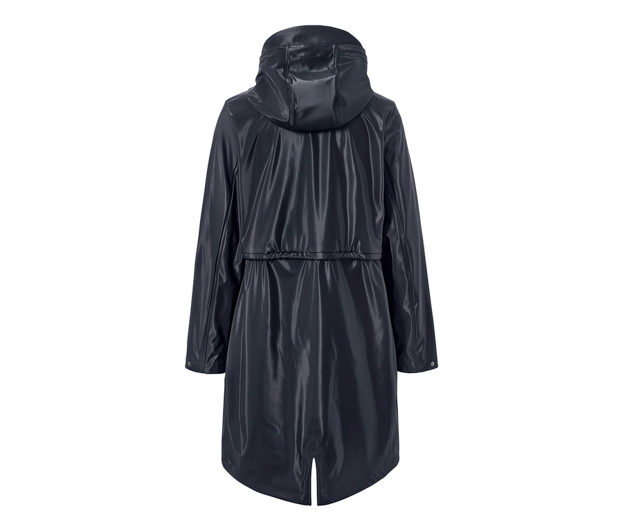 Detailní pohled zezadu na lesklý tmavě modrý kabát do deště.