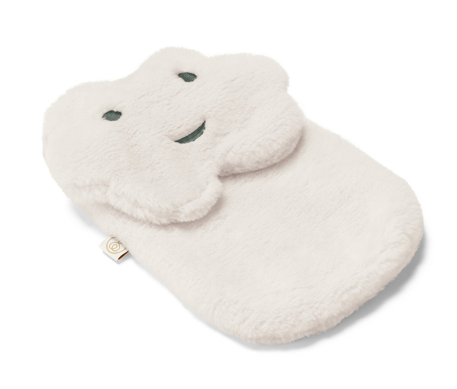 Bílý termofor "Mráček" ve tvaru mráčku s našitýma očima a úsměvem leží na bílém pozadí.