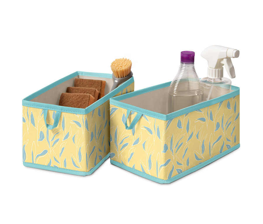 Dva střední úložné boxy do zásuvky s motivem listů, v jednom jsou houbičky a kartáč, v druhém čisticí prostředky.