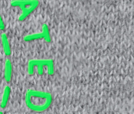 Detail šedé dětské mikiny s kapucí s neonově zeleným potiskem zeměkoule a textem.