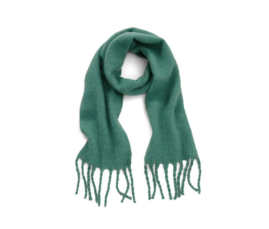 Zelený tkaný šál s třásněmi na bílém pozadí.