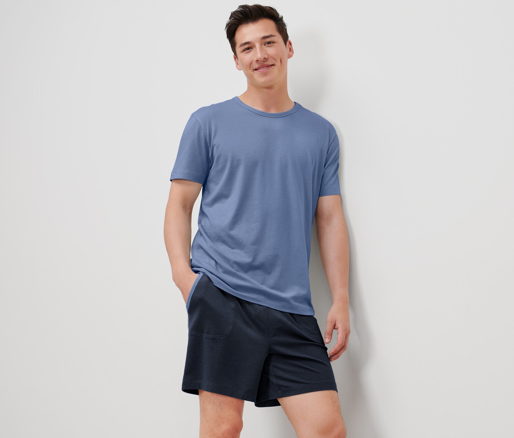 Muž má na sobě krátké pyžamo s modalem.