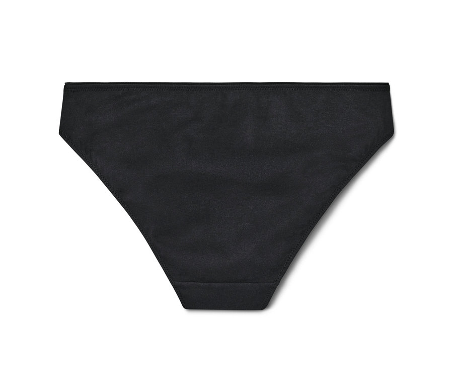 Černé kalhotky na bílém pozadí.