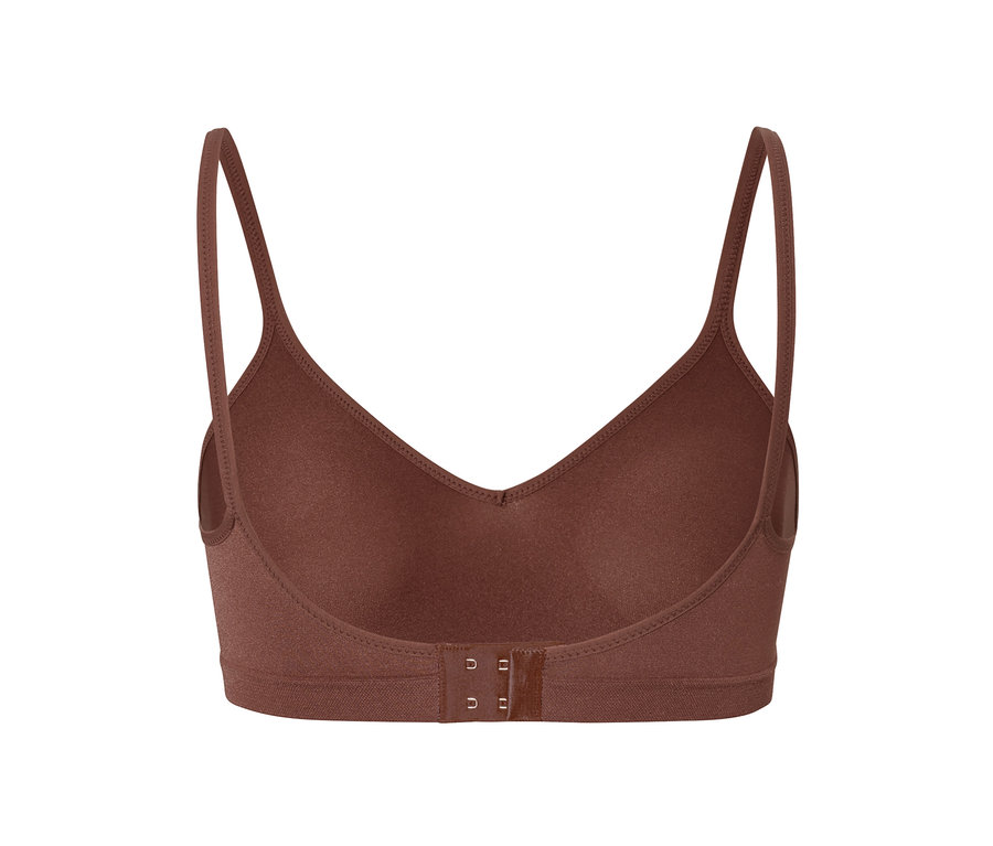 Detail hnědé bezešvé měkké podprsenky se zapínáním na háčky.