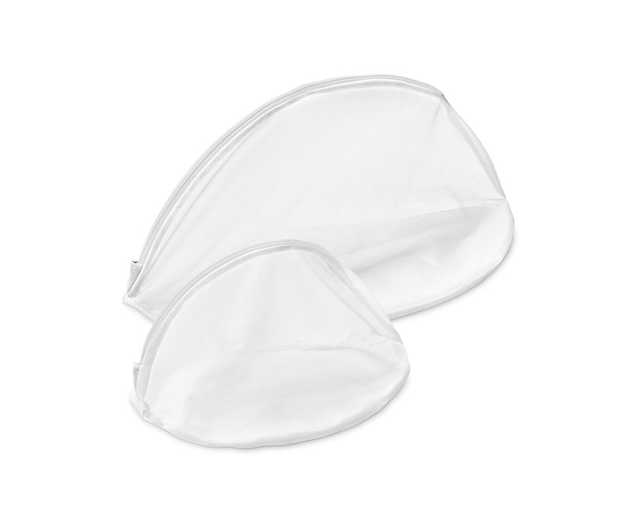 Dvě bílé síťky na praní prádla různých velikostí.