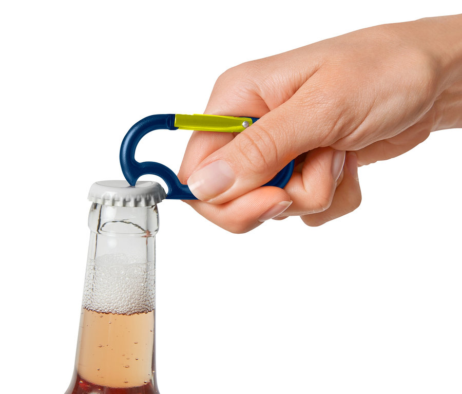 Ruka otevírá láhev pomocí modrožluté karabiny, 4 ks.