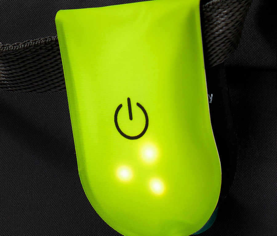 Zelené magnetické LED světlo, 3 ks, připevněné na popruhu.