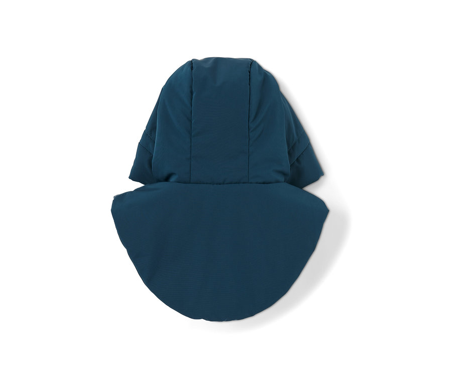 Detail modré vatované kapuce se stojáčkem.