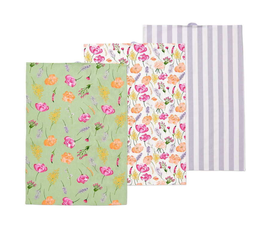 Tři utěrky: zelená s květinovým vzorem, květinová a bílá s fialovými pruhy.