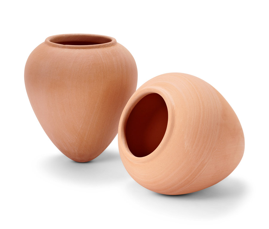 Dva hliněné pomocné zavlažovače.