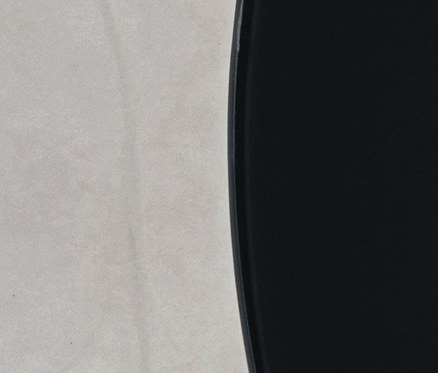 Detail dvou odkládacích stolků v mramorovém vzhledu se skleněným povrchem.