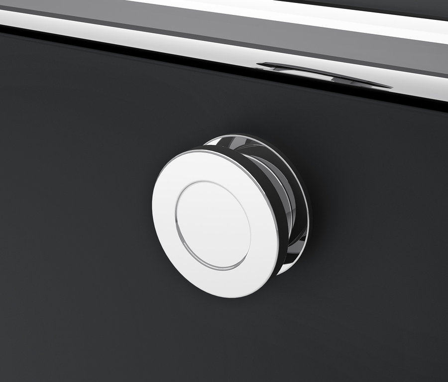 Detail černé kovové skříňky CN3 s kulatou stříbrnou úchytkou.