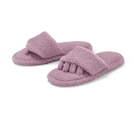 Dva froté pantofle pro lakování nehtů a relaxaci fialové barvy.